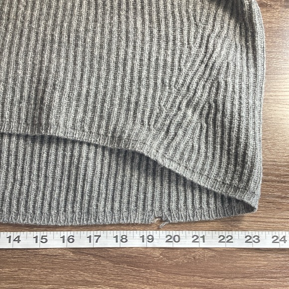 Women’s Pre Owned Madewell Medium Gray Merino Wool V Neck Sweater - Picture 9 of 9